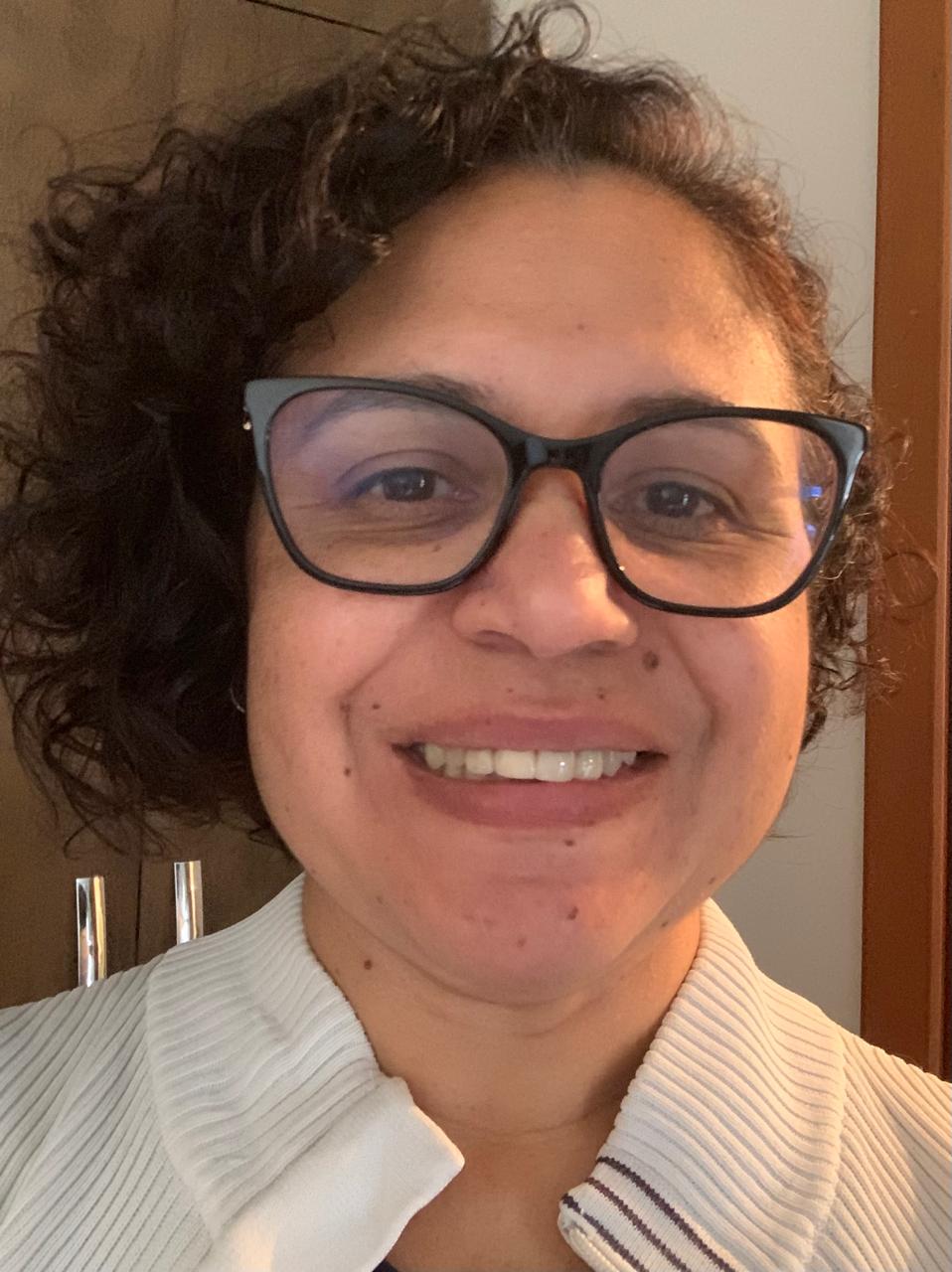 Imagem de Cássia atuando em uma formação.