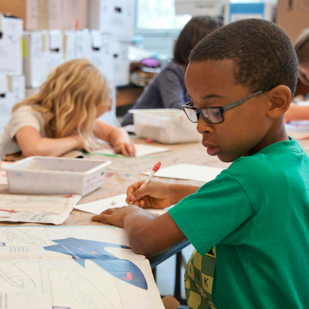 Imagem de crianças em atividades escolares.