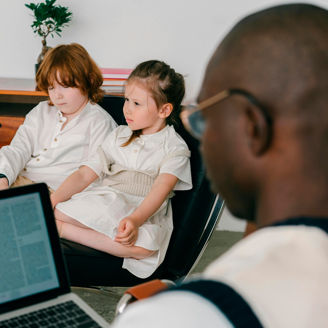 Imagem de duas crianças em psicoterapia.